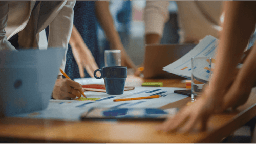 Image de personnes qui collaborent.