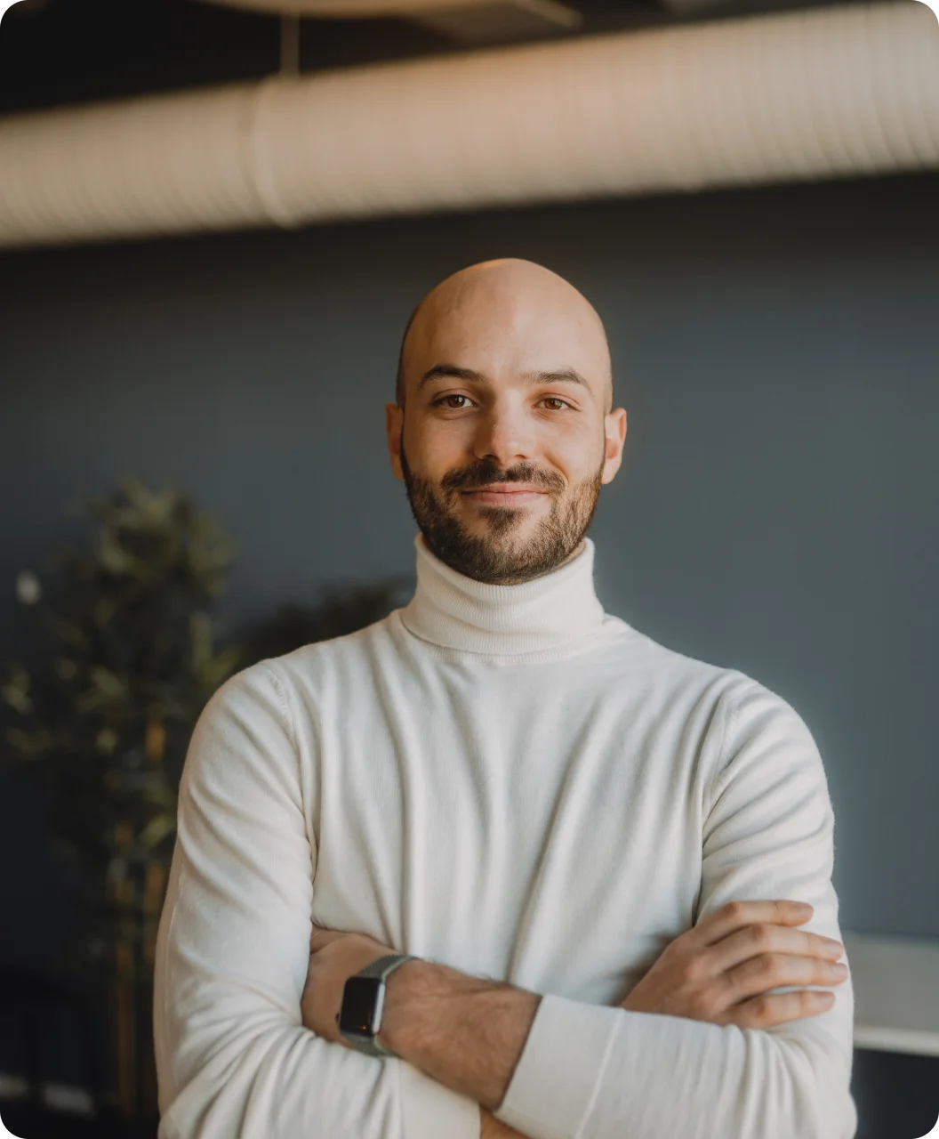 A laptop screen shows a website about artificial intelligence conferences with an image of people attending a talk.