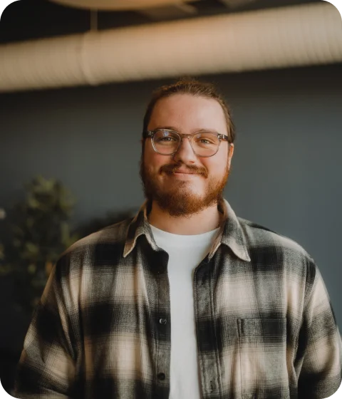 A screen displaying color contrast information with a "Very low contrast" alert and application details.