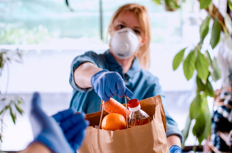 aide à domicile respectant les gestes barrières