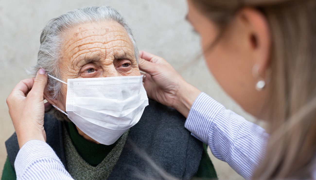 personne âgée portant un masque de protection