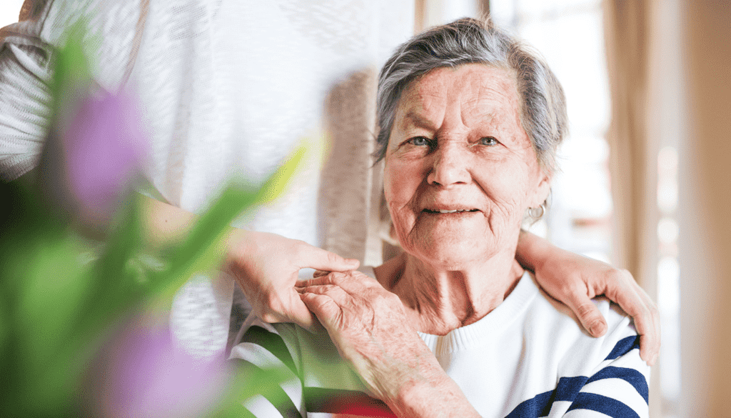 femme âgée à son domicile