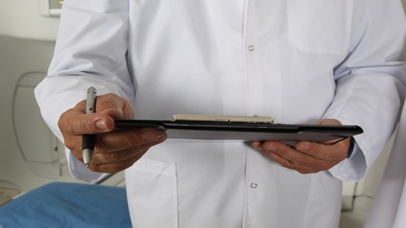 médecin effectuant un diagnostic