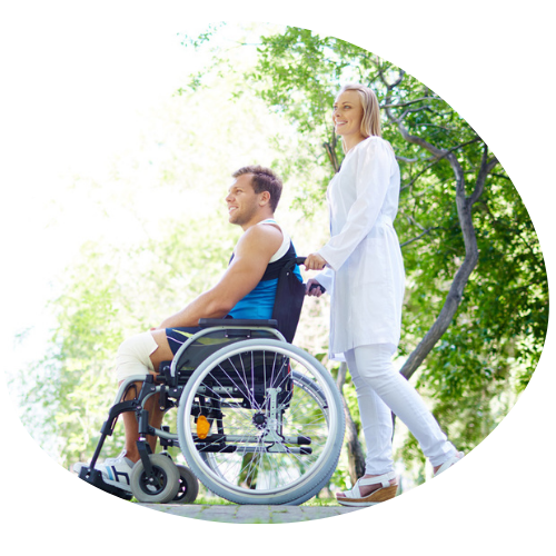 infirmière poussant le fauteuil de son patient