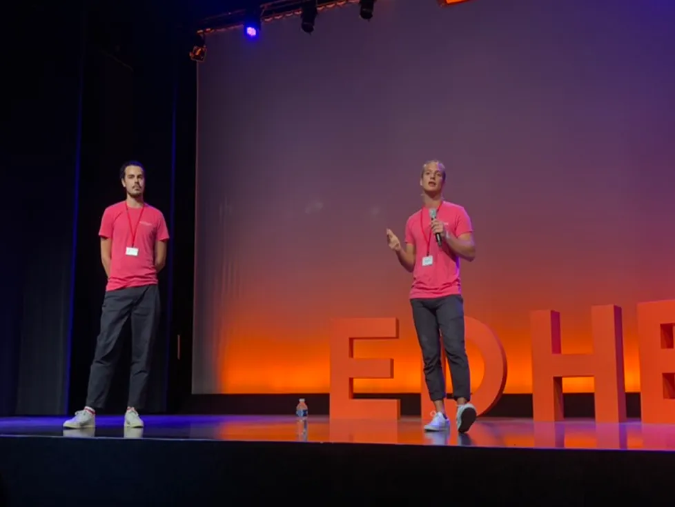 Découvrez comment 40/60 a co-organisé les hackathons de rentrée de l'EDHEC, réunissant 700 étudiants autour des méthodes d'innovation.