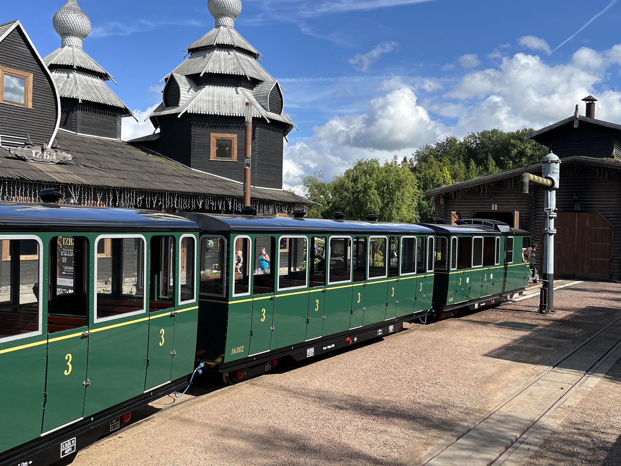 Ten years after we built the last two sets of carriages, the railway at Pairi Daiza asked us to build them another set to cope with increased passenger numbers.