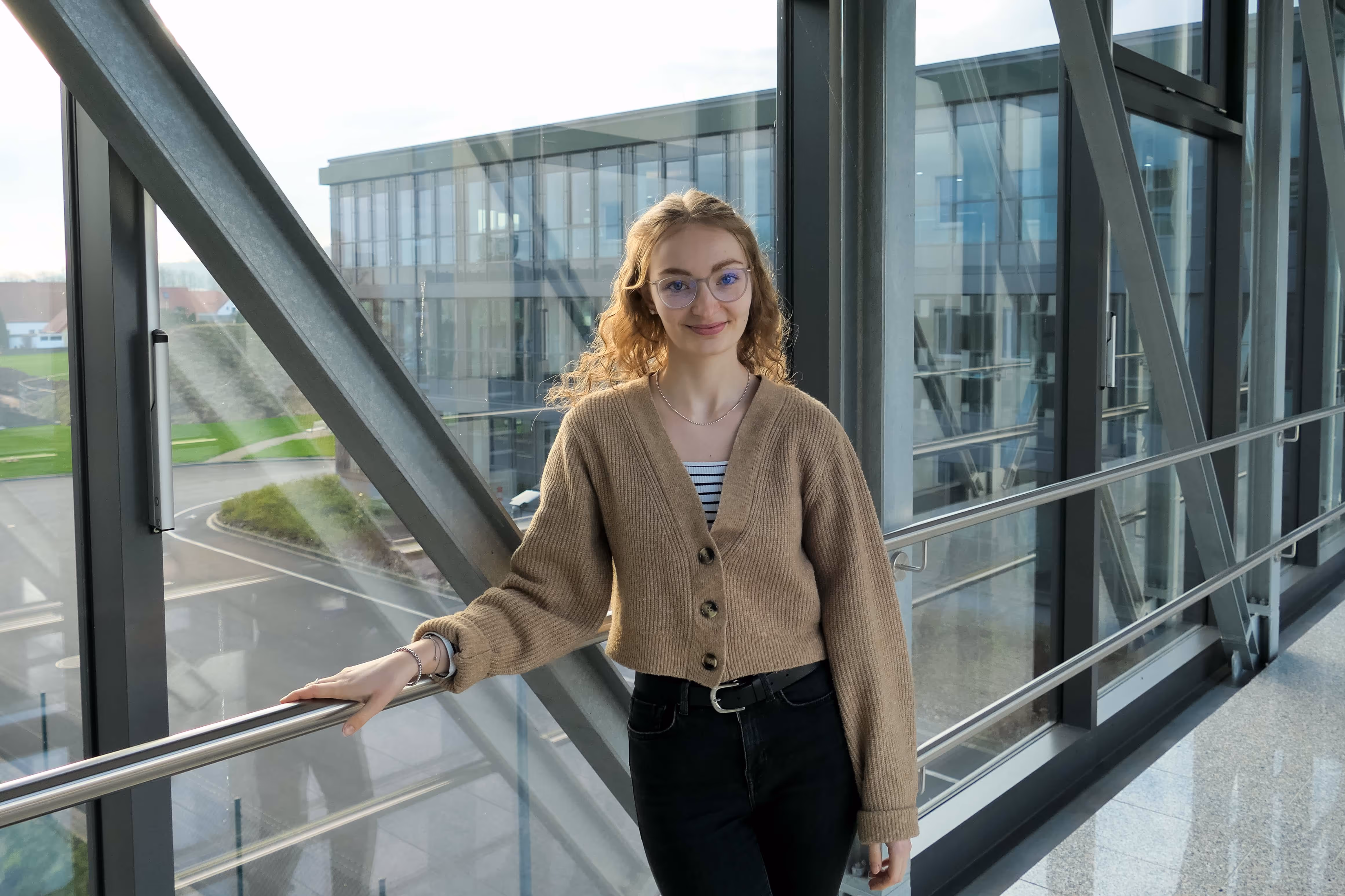 Frau mit lockigen Haaren auf Skywalk