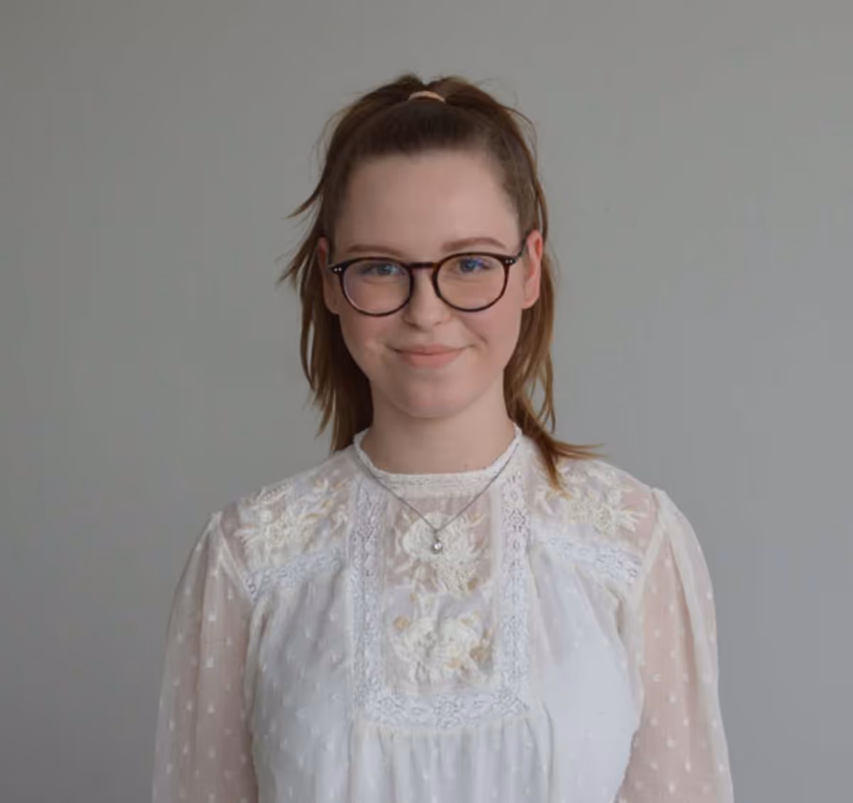 Frau mit Brille und Zopf