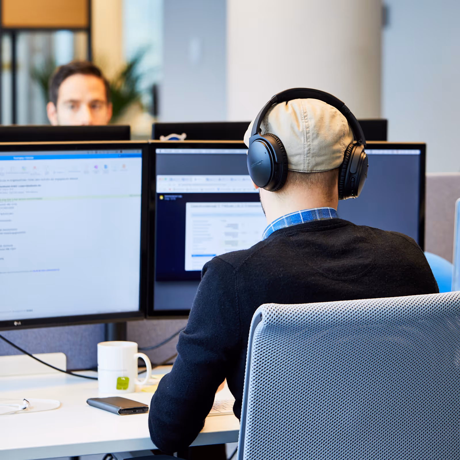 Kollegen am Bildschirm arbeitend