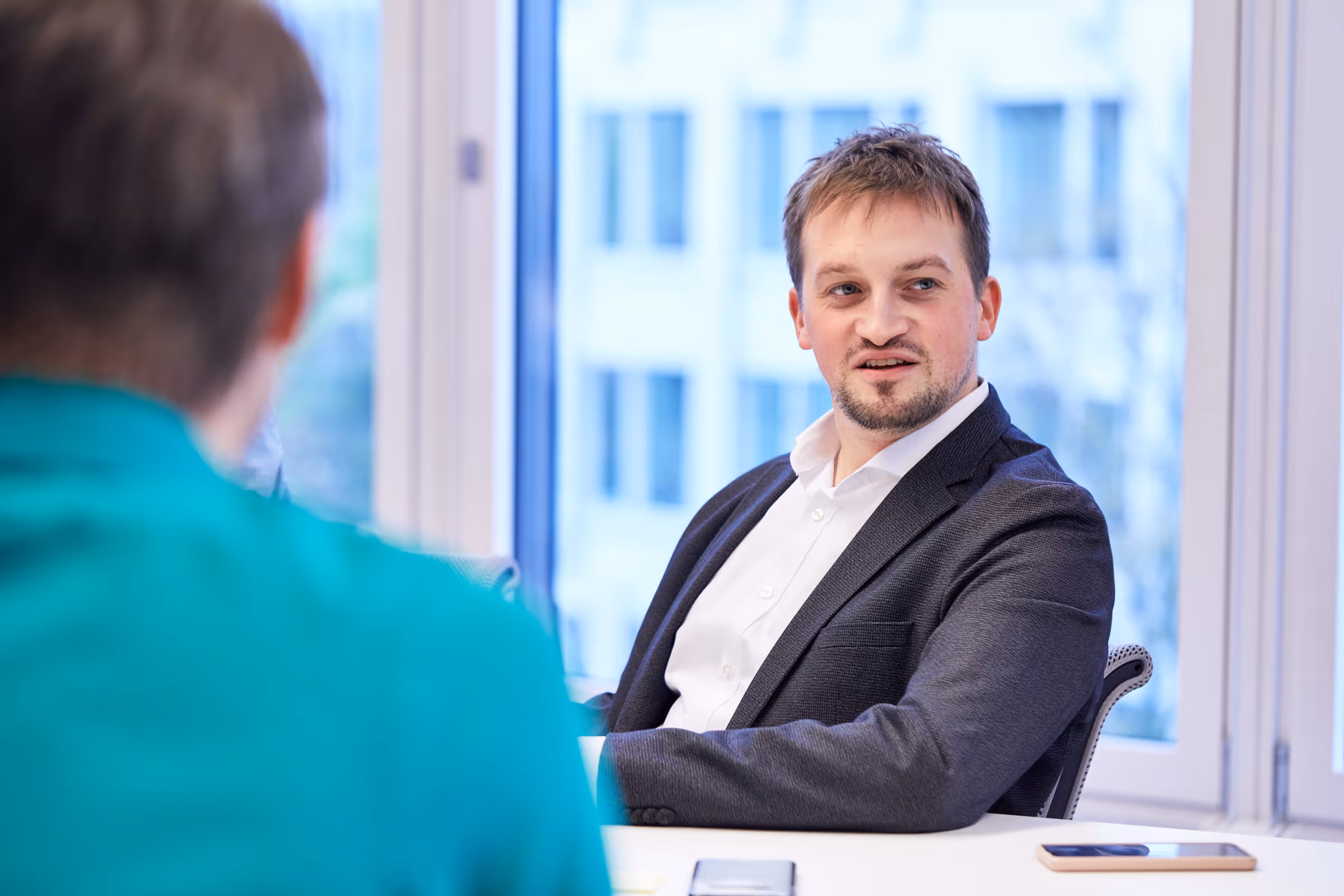 Mann in Meeting