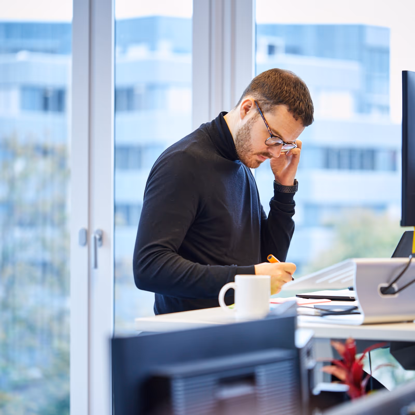 Büroaufnahme Mitarbeiter schreibt