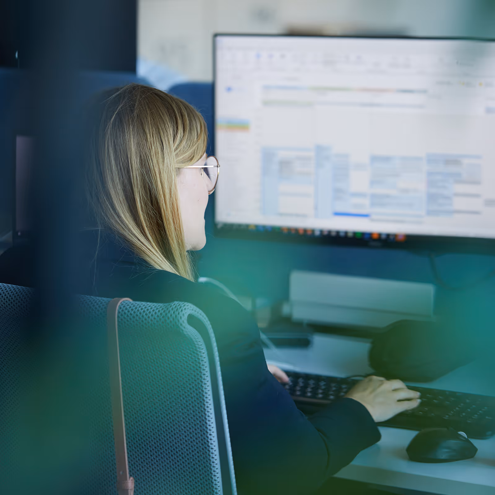 Foto Büro Mitarbeiterin am Arbeiten