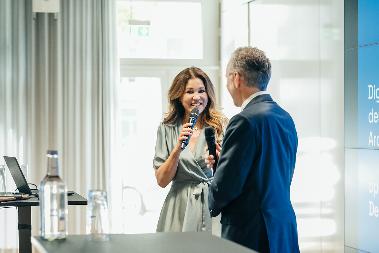 Anwendertag 3. Juli 2025 Moderatorin Karen Webb im Dialog mit Thomas Jarzombek, Parlamentarischer Staatssekretär beim Bundesminister für Digitales und Staatsmodernisierung