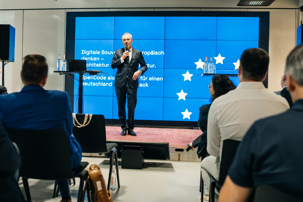 Thomas Jarzombek, Parlamentarischer Staatssekretär beim Bundesminister für Digitales und Staatsmodernisierung, begrüt zum Anwendertag am 3. Juli 2025 