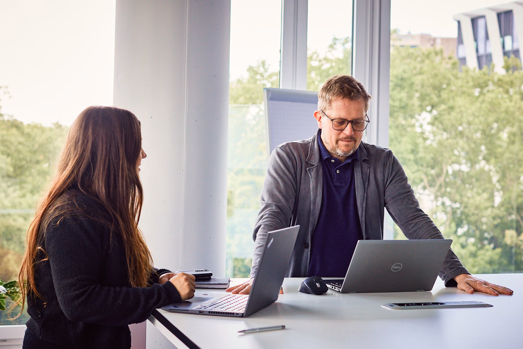 Kollegin und Kollege im Büro Brainstormen 
