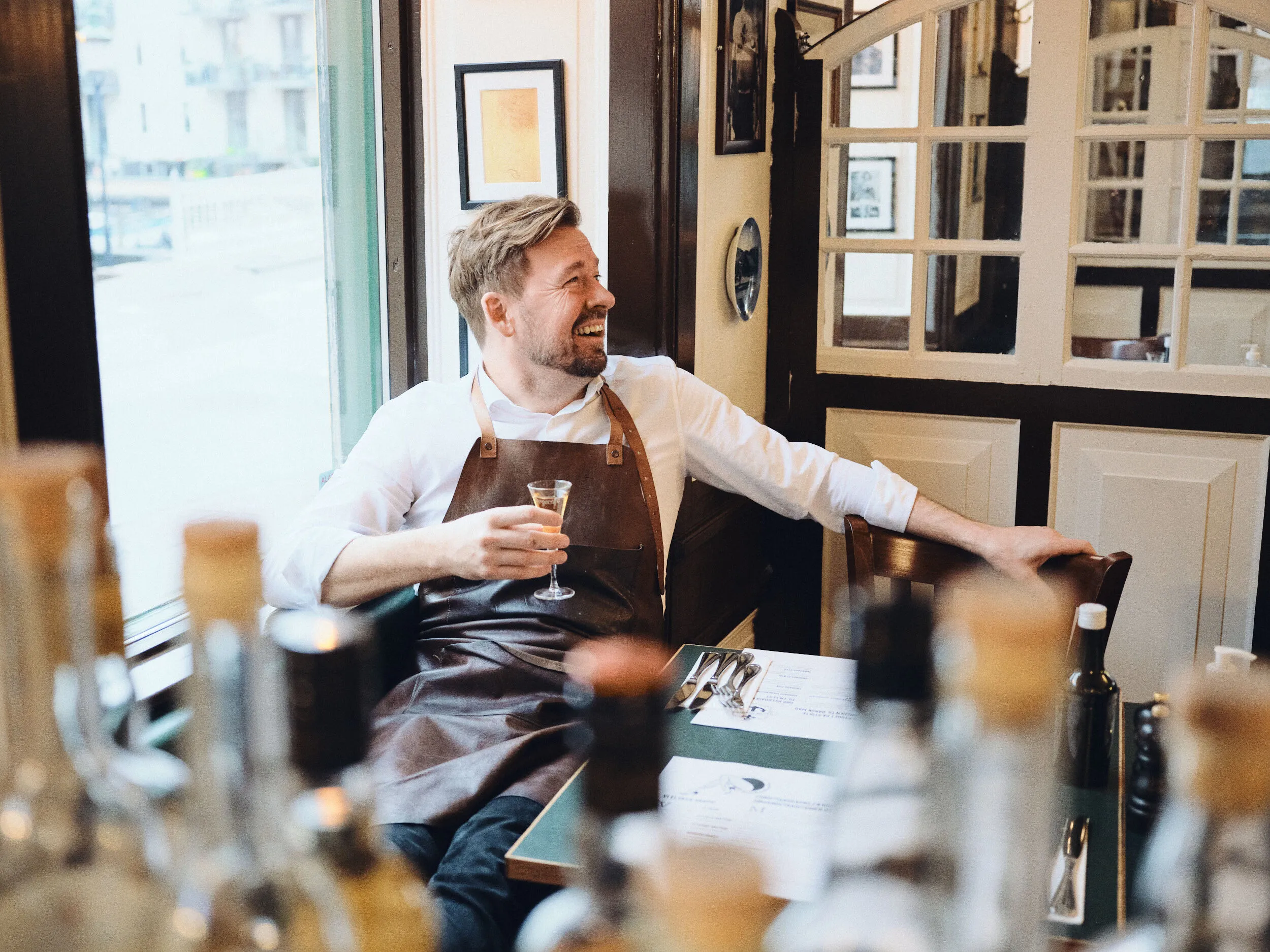 Erik Frandsen, indehaver af Christianshavn Færgecafé, kok og “kaptajn” forografet på Færgecafeen i portræt af ham som Grandhood kunde