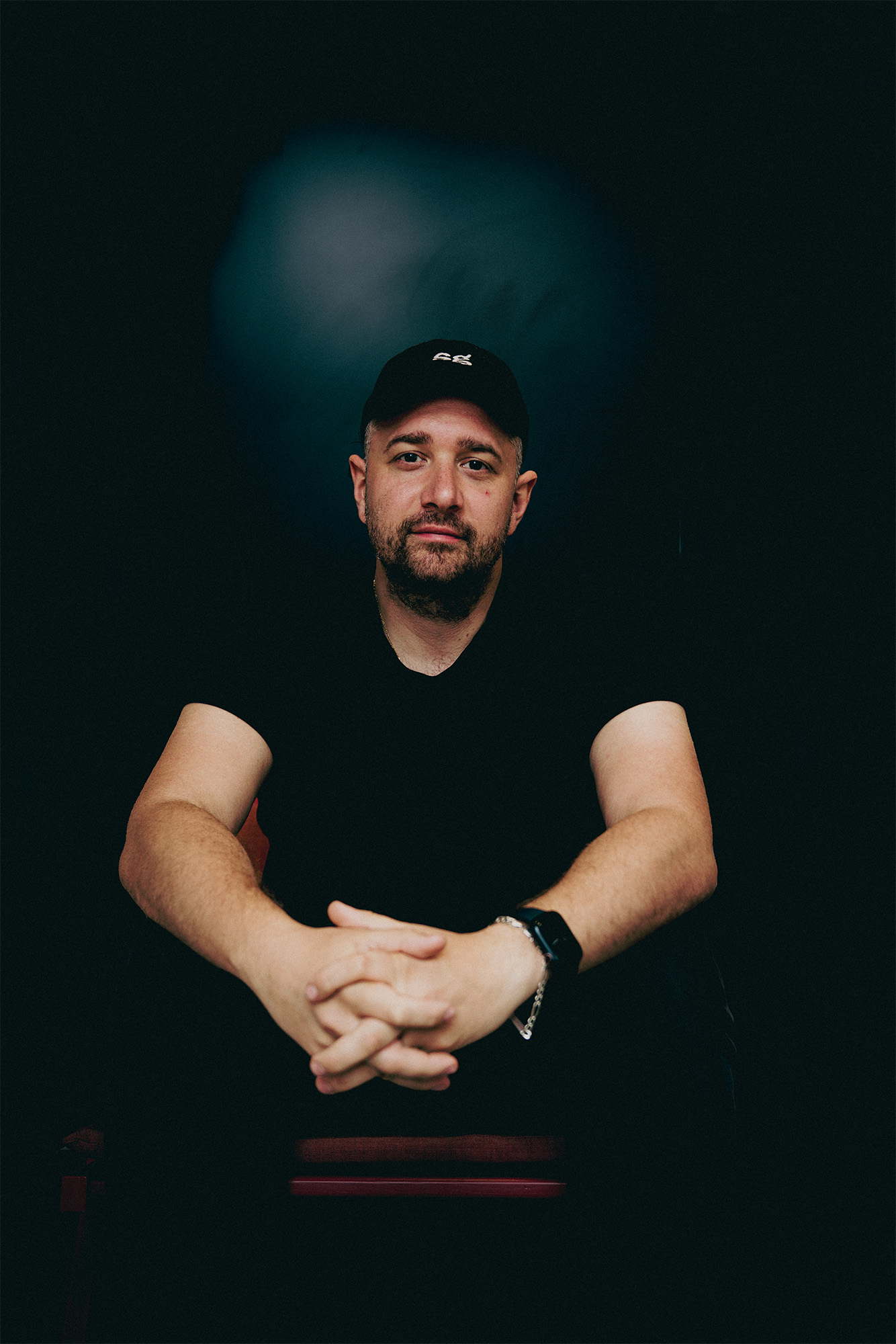 Nikolai fra Skatteguiden fotografet på deres kontor i portræt af Skatteguiden som Grandhood kunde.