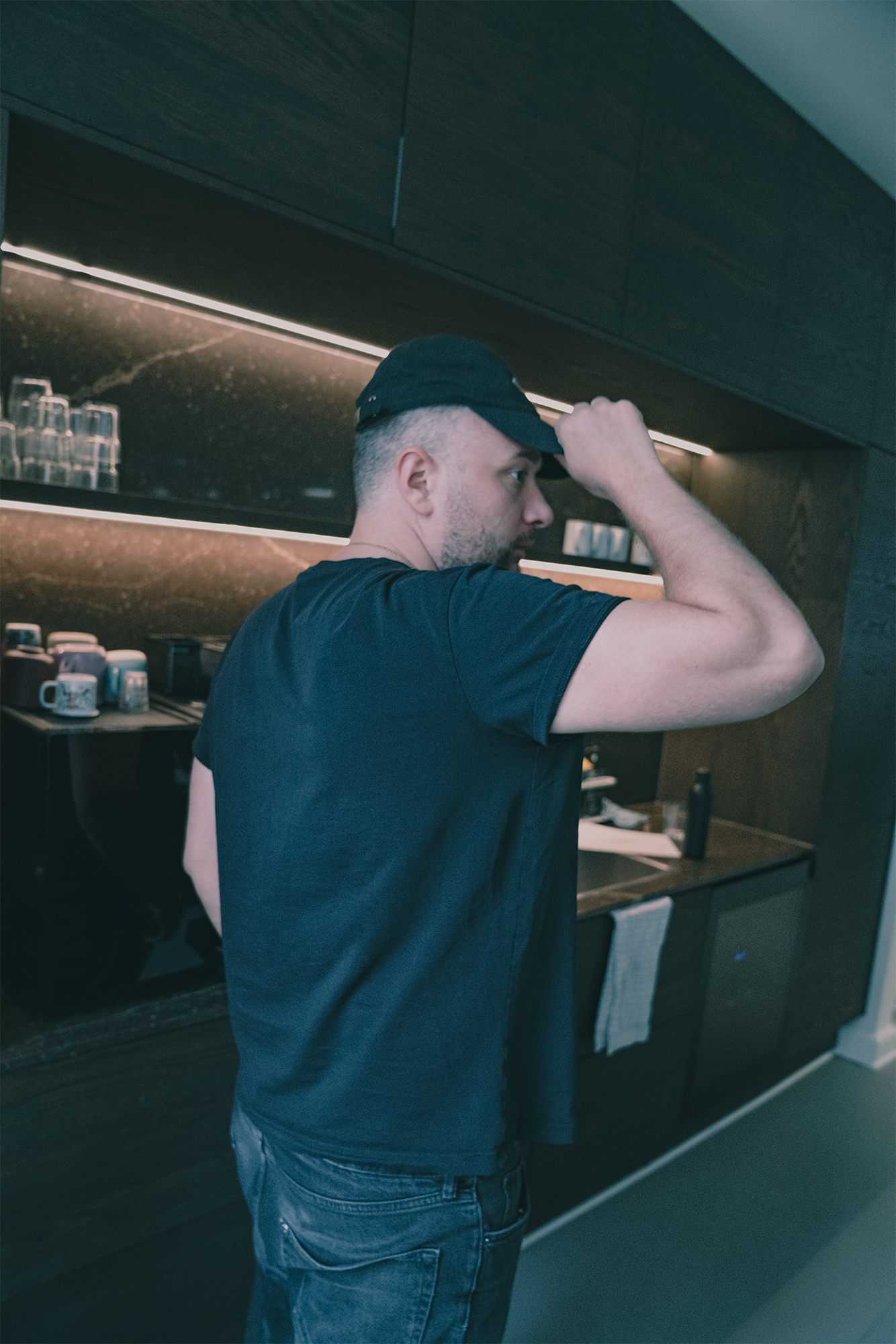 Nikolai fra Skatteguiden fotografet på deres kontor i portræt af Skatteguiden som Grandhood kunde.