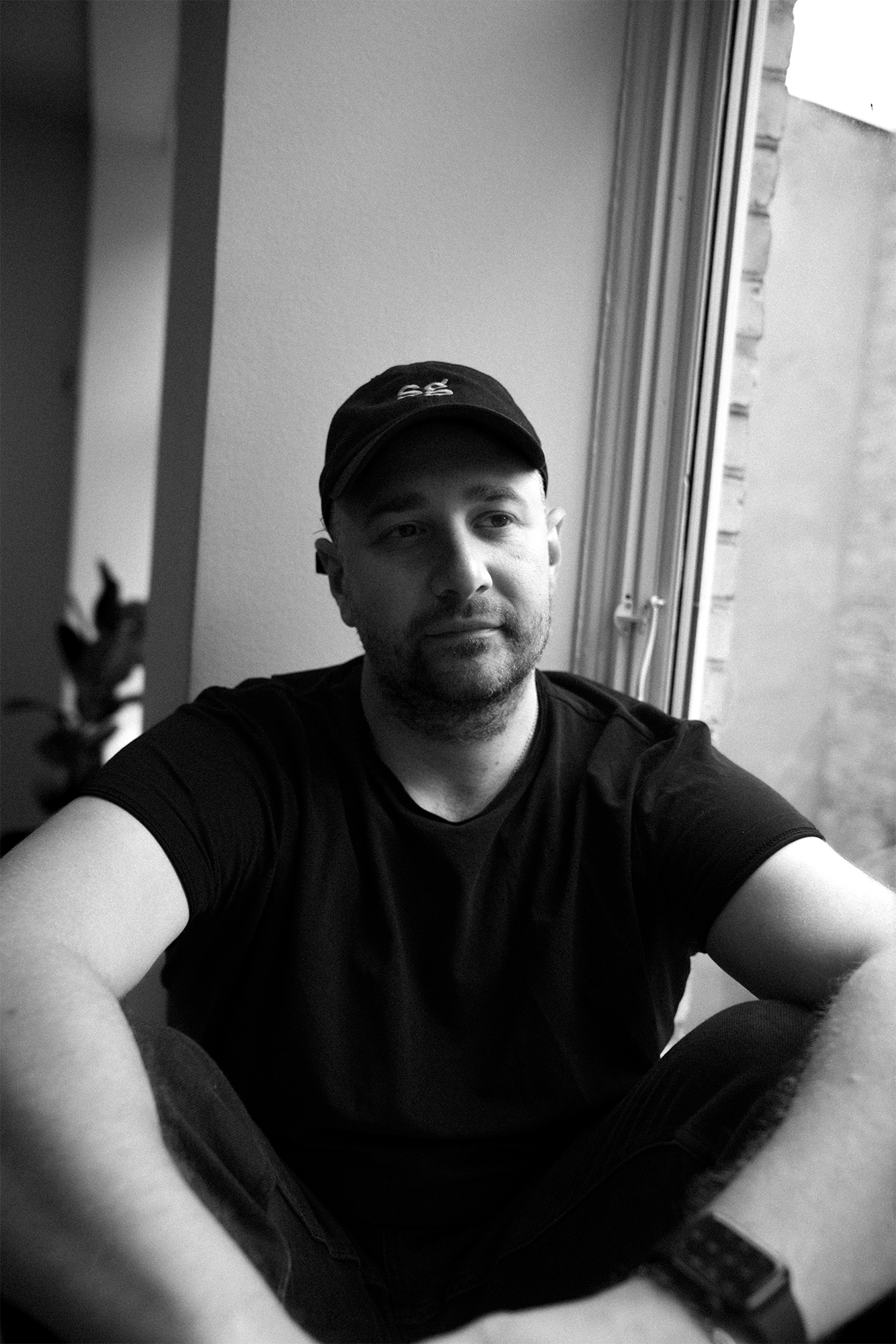 Nikolai fra Skatteguiden fotografet på deres kontor i portræt af Skatteguiden som Grandhood kunde.