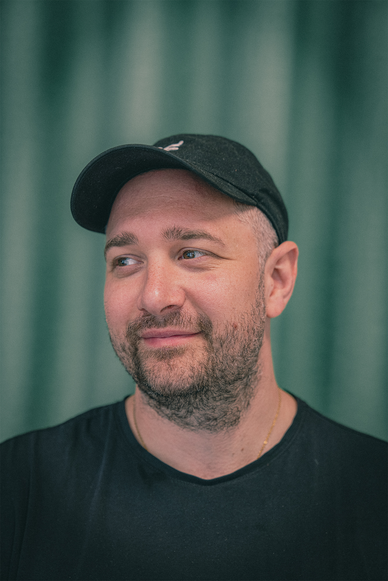 Nikolai fra Skatteguiden fotografet på deres kontor i portræt af Skatteguiden som Grandhood kunde.