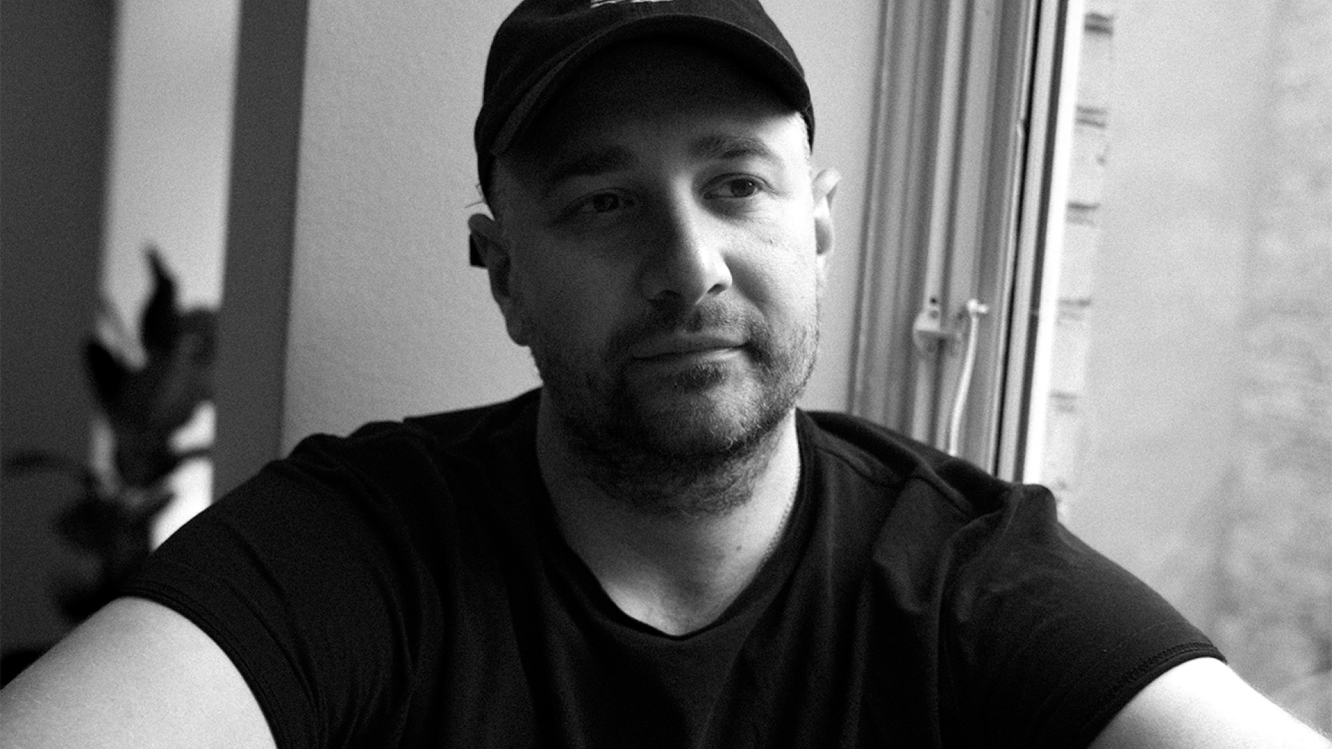 Nikolai fra Skatteguiden fotografet på deres kontor i portræt af Skatteguiden som Grandhood kunde.