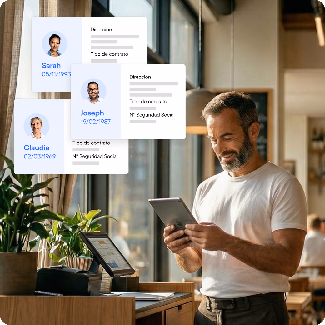 Responsable revisando en la tablet las fichas de sus empleados en Skello
