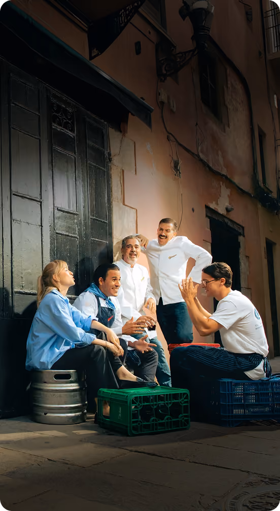 Equipo de hostelería charlando en una calle de Barcelona