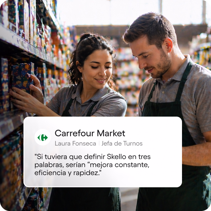 Responsables de un supermercado revisando la planificación en el portátil y el móvil