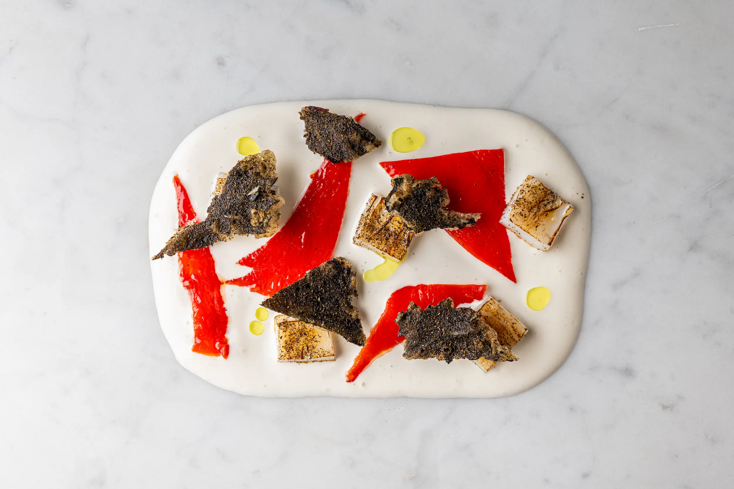 Een cocktail die wordt uitgeschonken.