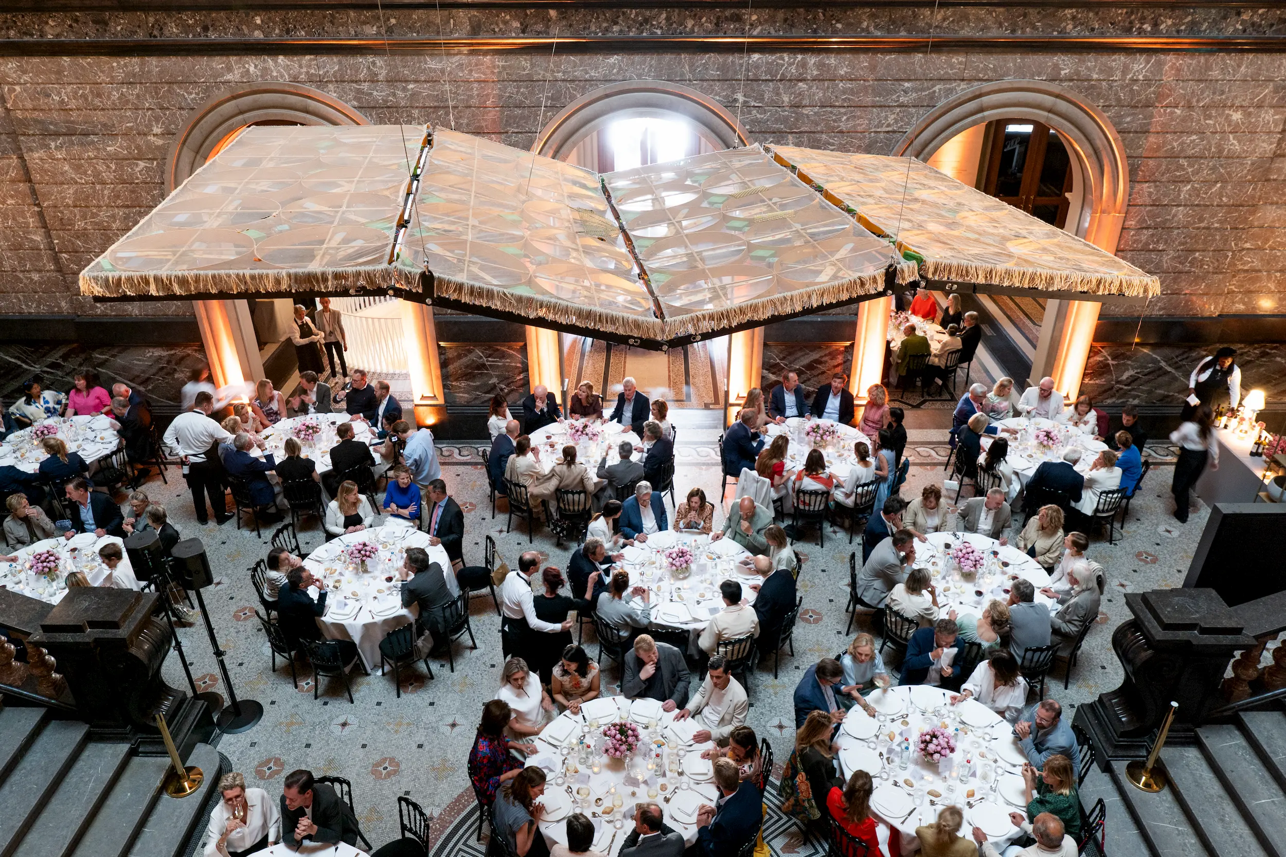Chef Mathieu Beudaert aan het werk in de keuken van Table d'Amis.