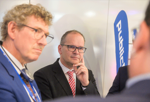 Staatssekretär Frank Doods und dem Wirtschaftsminister Grant Hendrik Tonne im Gespräch mit publicplan