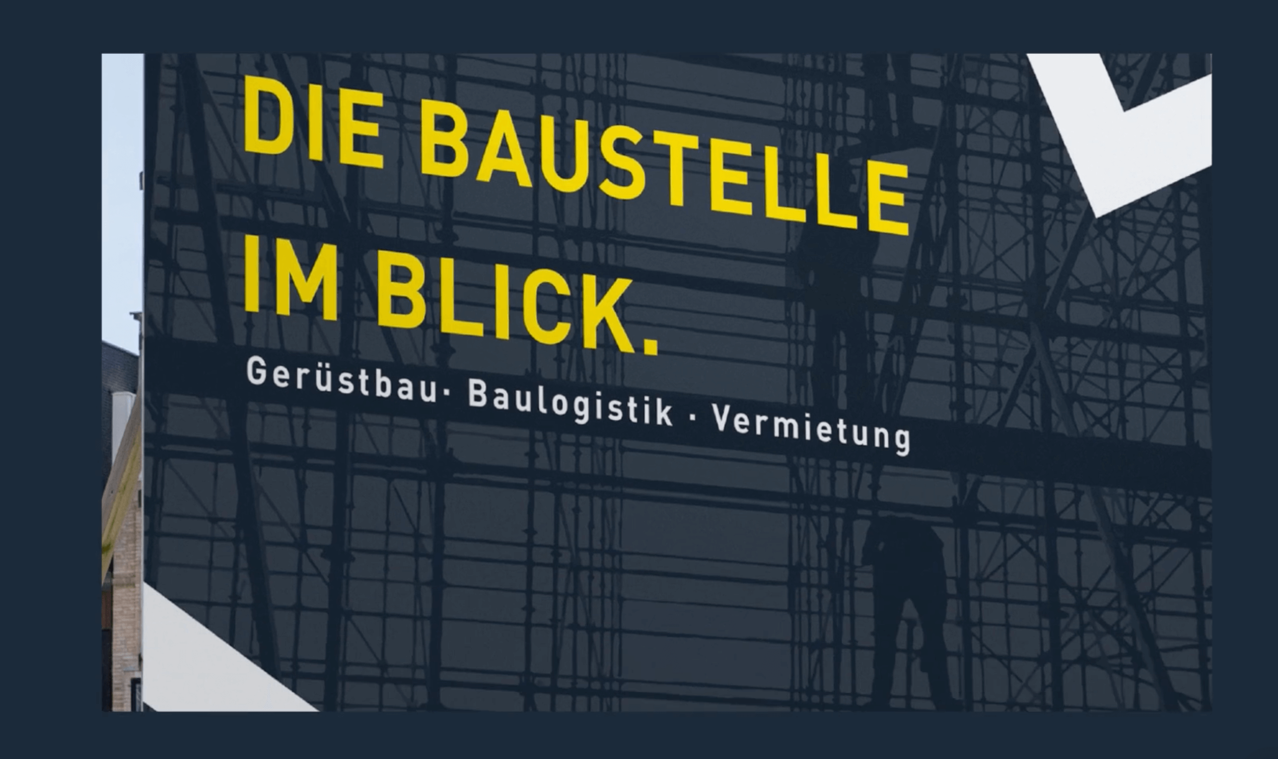 Ein ausgeschnittenes Bild einer marineblauen Werbetafel mit gelbem Text in der Nähe einer Baustelle. Im Hintergrund ist der Umriss eines Baugerüsts zu sehen, und gelber Text lautet DIE BAUSTELLE IM BLICK.