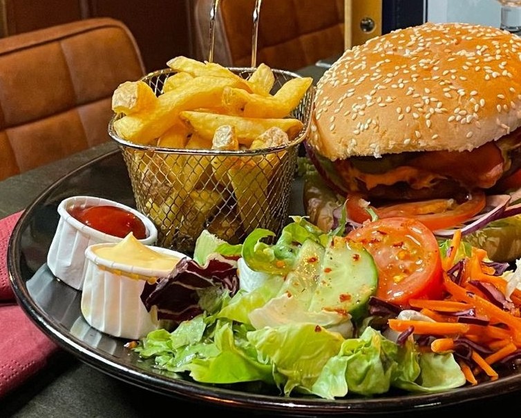 van de lavagrill, rund, rode ui, tomaat, lollo blondo sla, smokey BBQ biersaus, bierbrood