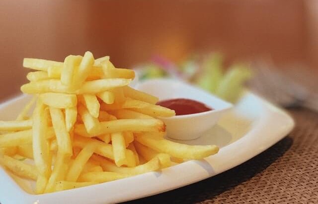 frietjes, keuze uit bitterballen/mini frikandellen/ mini loempia’s, appelmoes, mayonaise