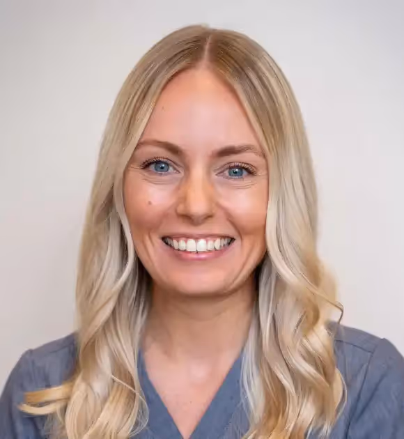  headshot of Dr. Jessica Apted, DVM, the compassionate Medical Director of Sploot