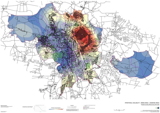 Mapa potenciální dostupnosti zelených ploch v pěší vzdálenosti, s výrazným červeným jádrem znázorňujícím největší poptávku a modrými oblastmi s nízkou obslužností.
