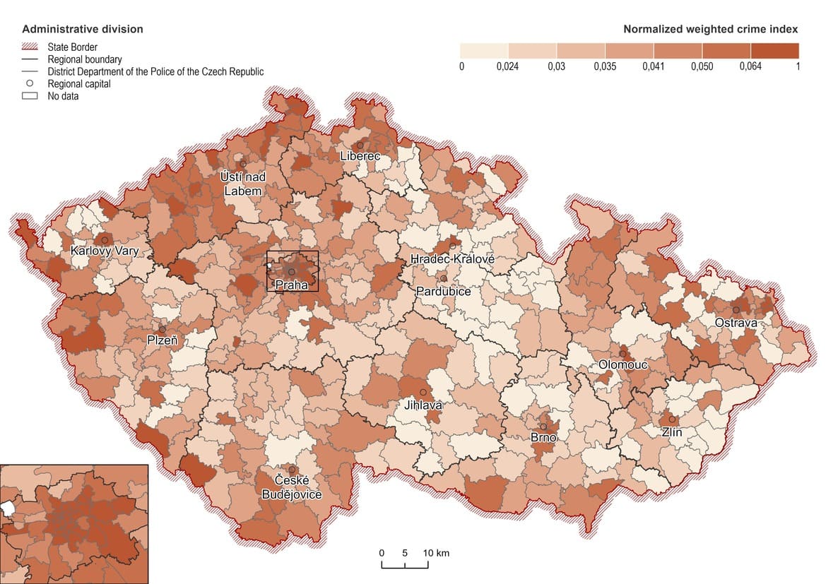 Tematická mapa České republiky znázorňující normalizovaný vážený index kriminality podle správních jednotek, s barevnou škálou pro srovnání bezpečnostního rizika mezi regiony.