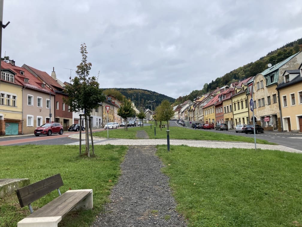 hlavní náměstí v jáchymově s po stranách stojícími řadami historicých domů 