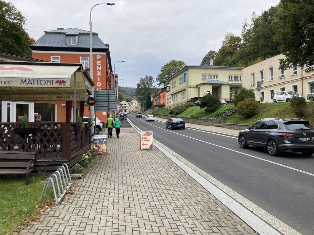 hlavní ulice s domy vedoucí z lázní do města