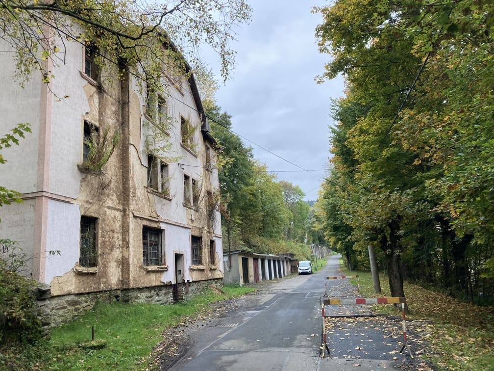 opuštěný dům vedoucí v jáchomově z lázní do města