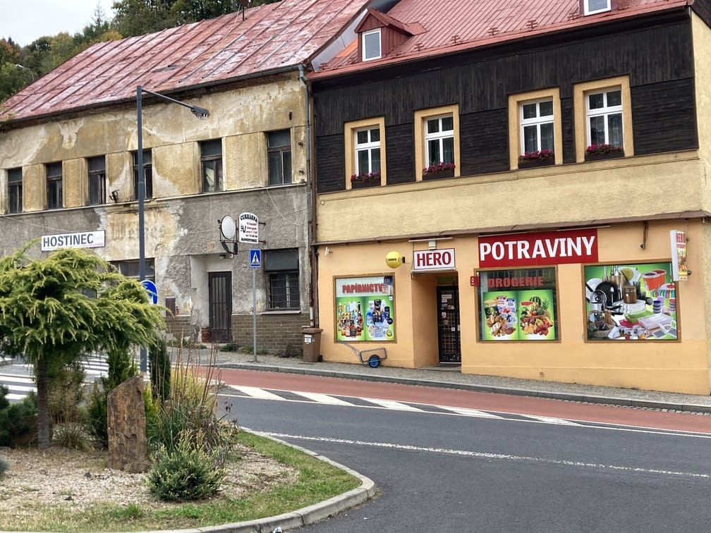 obchod s potravinami v historické budově v jáchymově