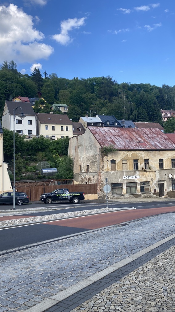 stavební proluka na hlavním náměstí v jáchymově