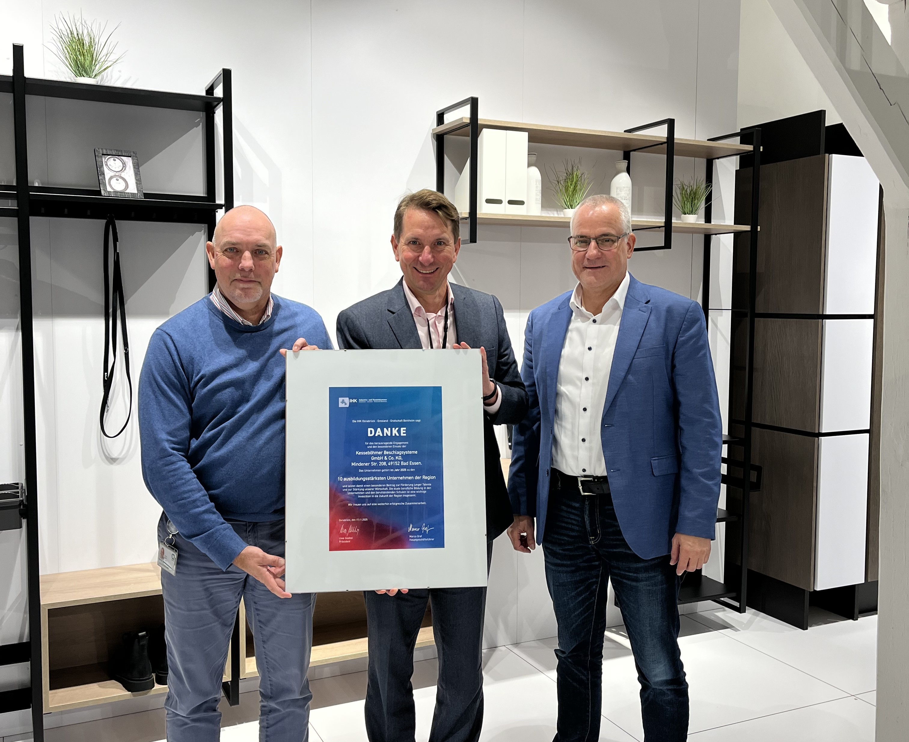 Vertreter der IHK Osnabrück – Emsland – Grafschaft Bentheim haben die Kesseböhmer Beschlagsysteme GmbH & Co. KG besucht, um das Unternehmen offiziell für sein besonderes Engagement in der beruflichen Ausbildung auszuzeichnen und persönlich Dank für den wertvollen Beitrag zur Fachkräftesicherung auszusprechen.