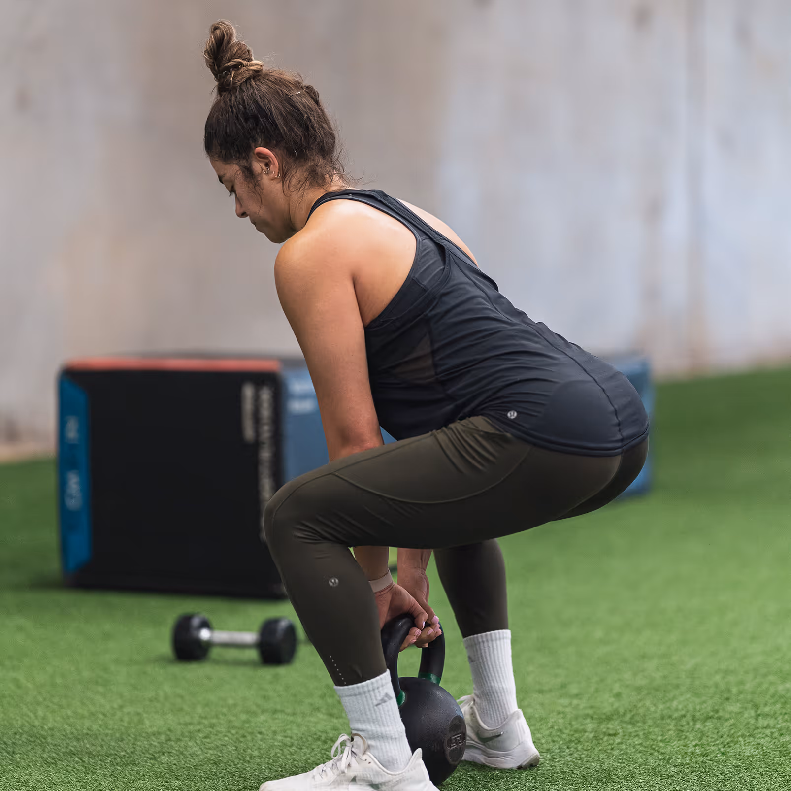 A study in 2013 showed that hip pain can reduce peak force in the glute max during activities like a bridge or hip extension.