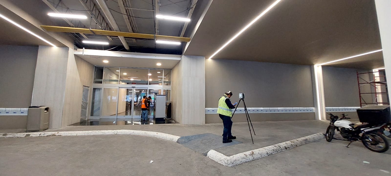 Técnico de Juárez Thompson 3D operando un escáner láser Leica RTC360 sobre trípode en el acceso de una plaza comercial, con la estructura del plafón a la vista