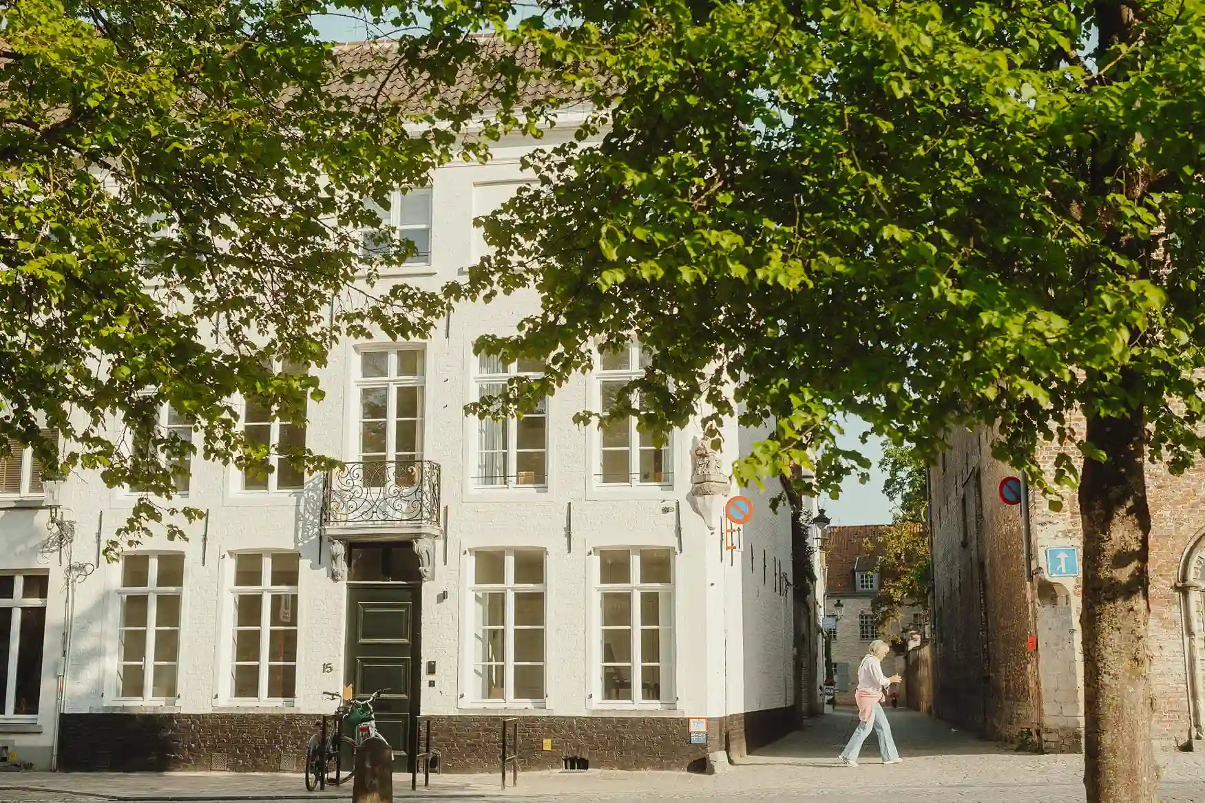 De inkom van Everelmus Brugge, vlak tegenover de Dijver. Linears landscaping stond in voor het tuinontwerp.