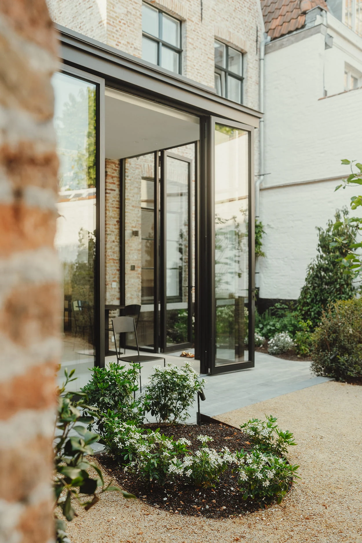 Sfeerbeeld met zicht op de ontbijtruimte bij Everelmus Brugge. Waar Linears landscapers de tuin ontwierp.