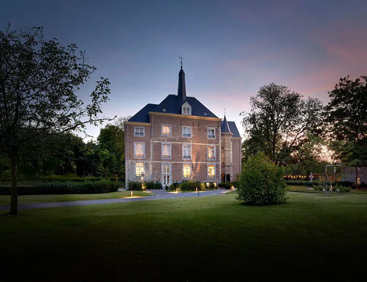 Sferbeeld van Van Oys Maastricht Retreats. Waar Linears landscaper instond voor het tuinontwerp.