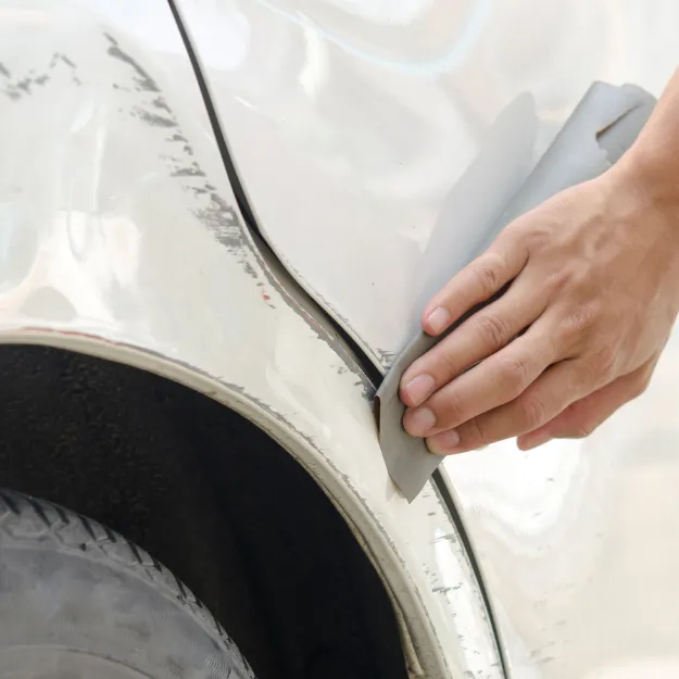 Enlever les rayures sur une voiture