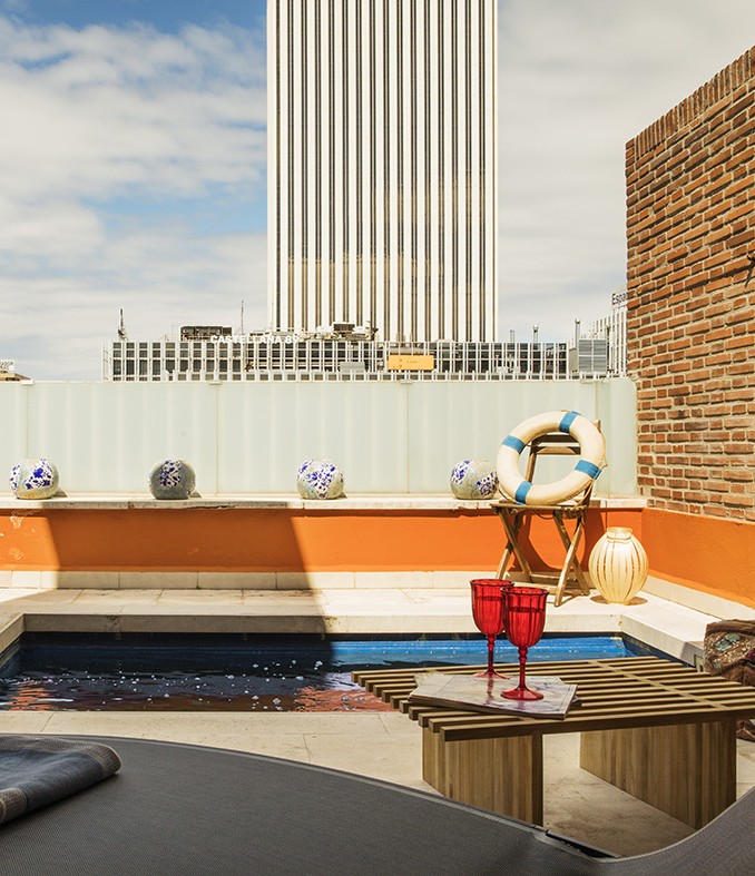 Conoce este ático de lujo con terraza y piscina